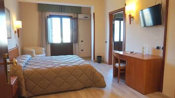 Minibar, coffres-forts dans les chambres, bureau, rideaux occultants