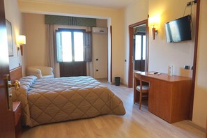 Frigobar, cofres nos quartos, escrivaninha, cortinas blackout