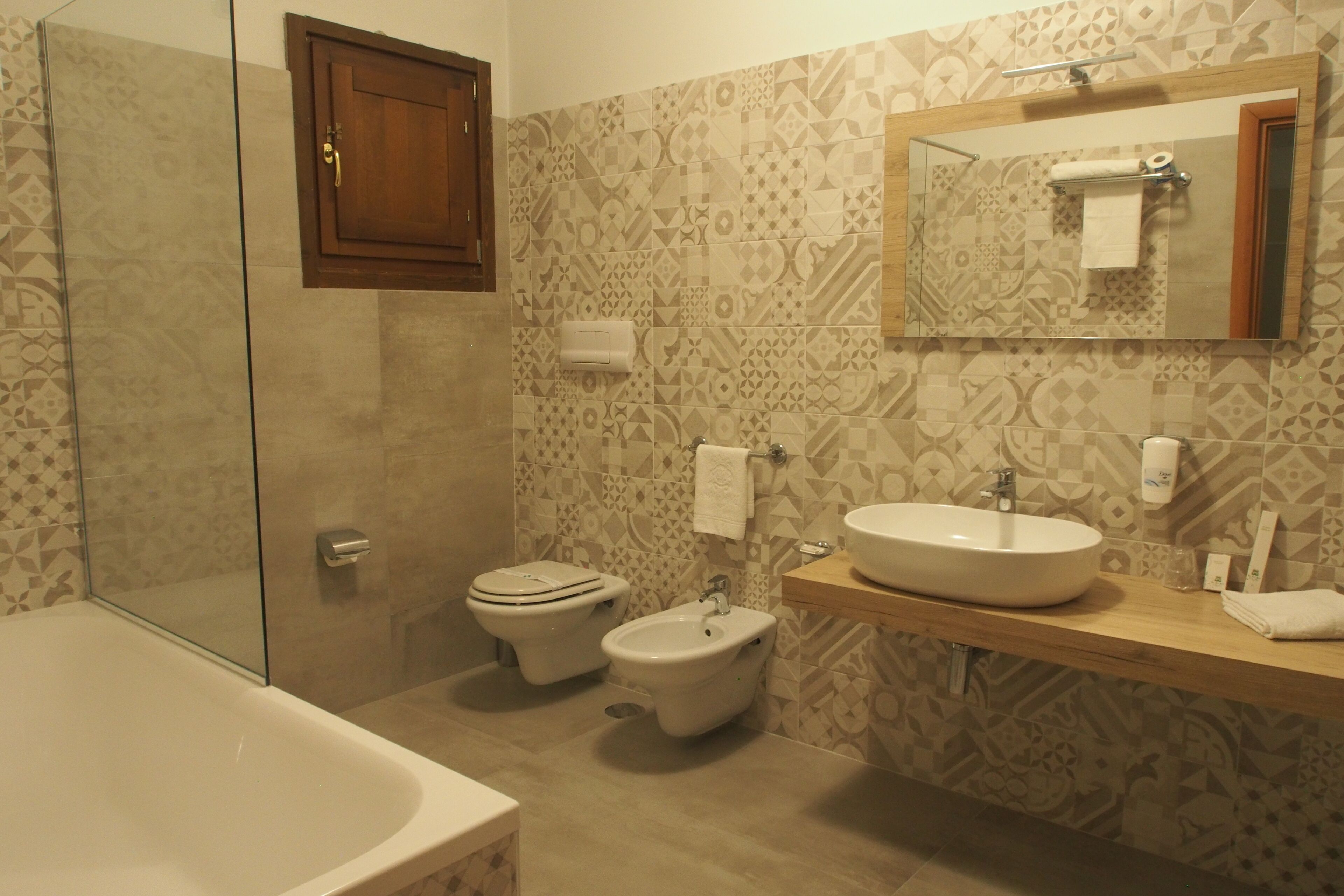 Un baño con bañera, inodoro, bidé y lavamanos.