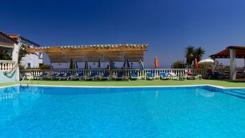 Una piscina al aire libre de temporada (de 10:00 a 19:30), sombrillas