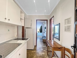 頂級公寓, 2 間臥室, 可使用泳池, 海景 | 私人小型廚房 | 電冰箱、微波爐、烤箱、爐台