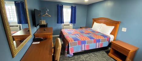 Standaard kamer, 1 queensize bed | Een bureau, verduisterende gordijnen, een strijkplank/strijkijzer