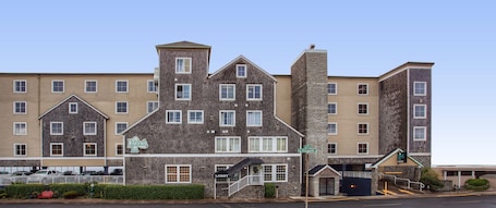 Front of property. Elizabeth Oceanfront Suites, an Ascend Collection Hotel