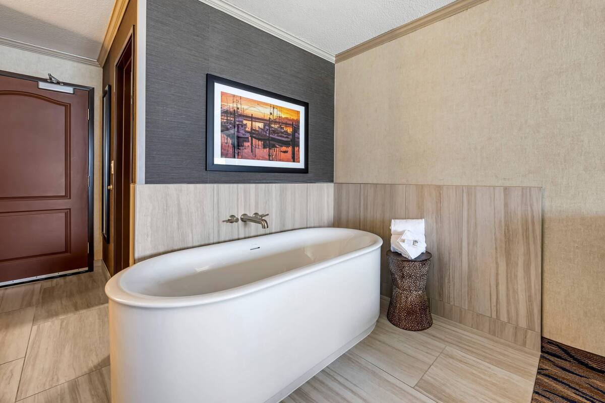 Suite, 1 trĂšs grand lit, non-fumeur, baignoire Ă remous (2 Person Sofabed) | Bureau, espace de travail pour ordinateurs portables