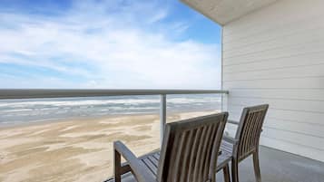 Suite, 1 King Bed, Non Smoking, Hot Tub (No Pets) | Desk, laptop workspace, iron/ironing board, free WiFi