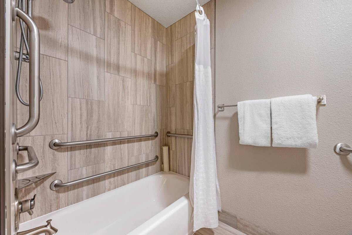 Suite, 1 grand lit et 1 canapé-lit, accessible aux personnes à mobilité réduite, non-fumeur | Bureau, espace de travail pour ordinateurs portables