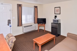 Suite, Beberapa Tempat Tidur, Bebas Asap Rokok (2 Queen Beds with Sofa Bed) | Area keluarga | TV