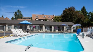Outdoor pool - Travelodge Eugene Downtown/university of Oregon (Eugene)