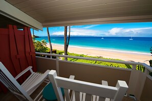 Un balcón con vista a la playa y al océano.