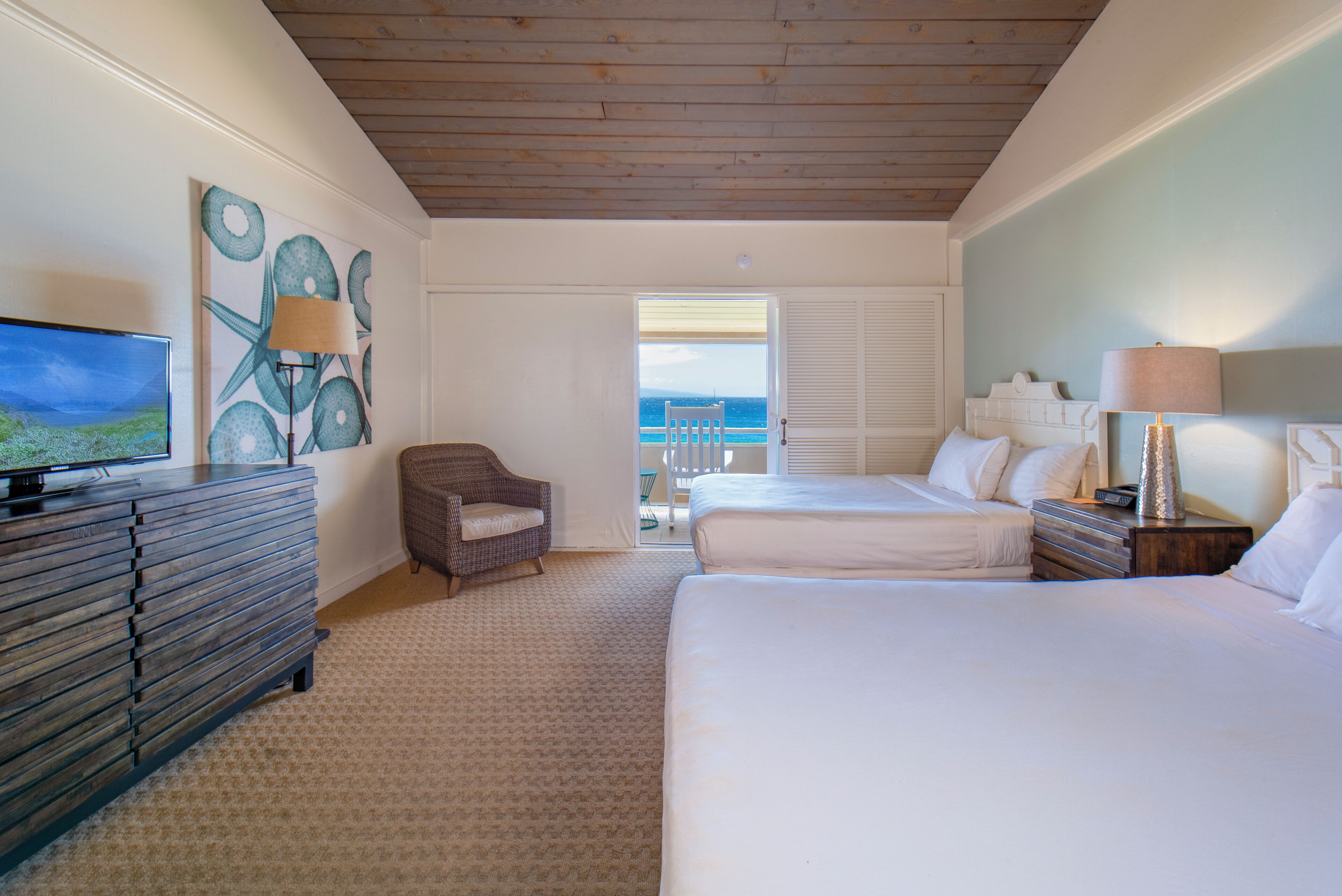 Habitación, 2 camas de matrimonio, frente al mar | Caja fuerte, tabla de planchar con plancha, wifi gratis y ropa de cama