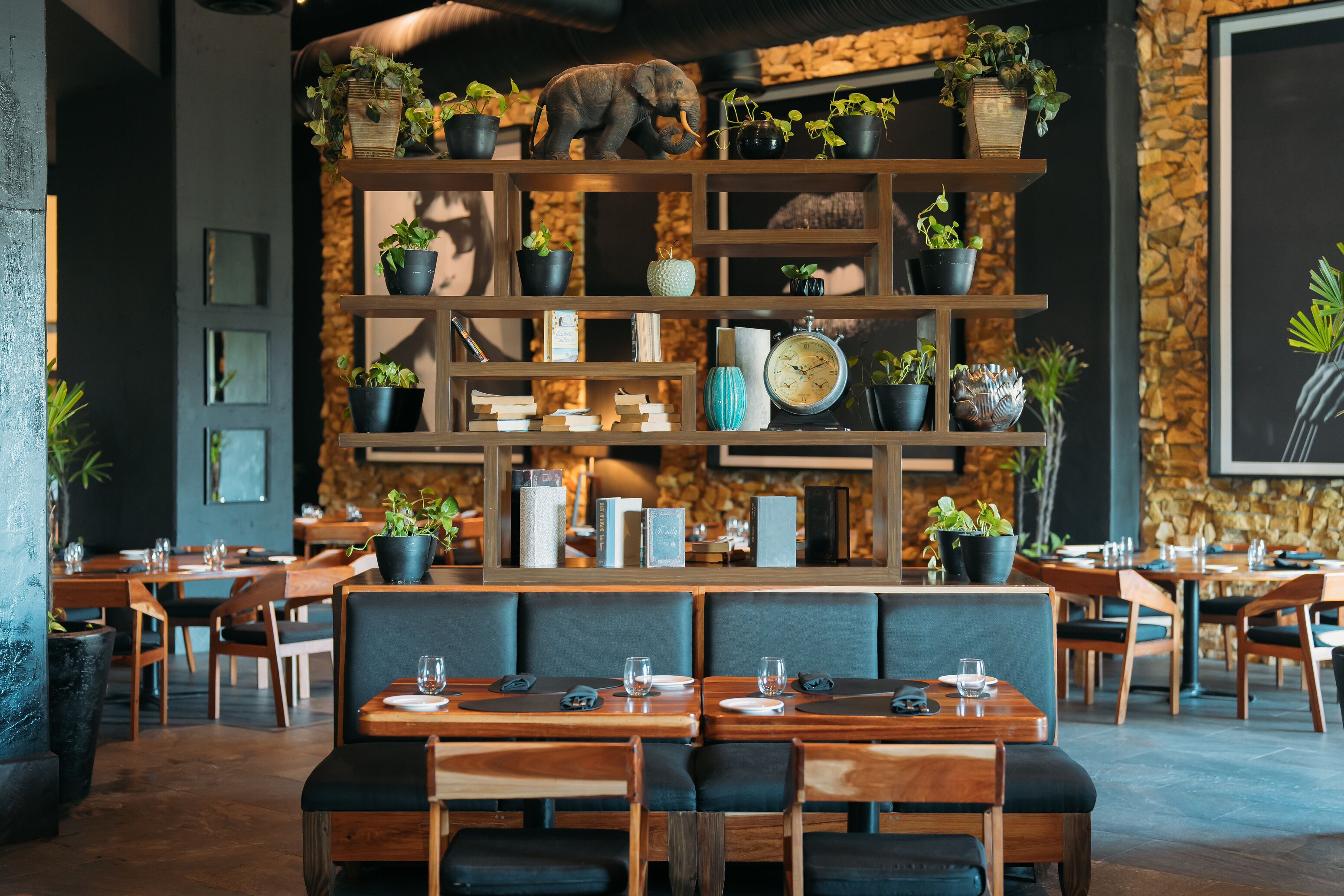 9 restaurants; breakfast, lunch and dinner served 