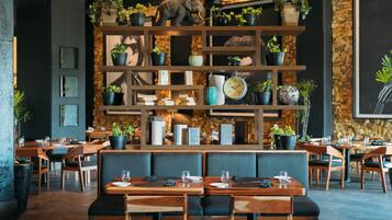 9 restaurants; breakfast, lunch and dinner served