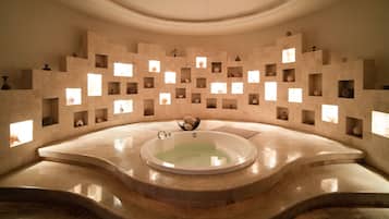 Behandelingskamers voor koppels, een sauna, een bubbelbad, een stoombad