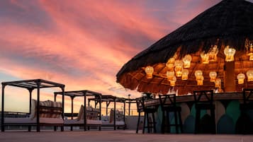 9 bars/lounges, swim-up bar, beach bar