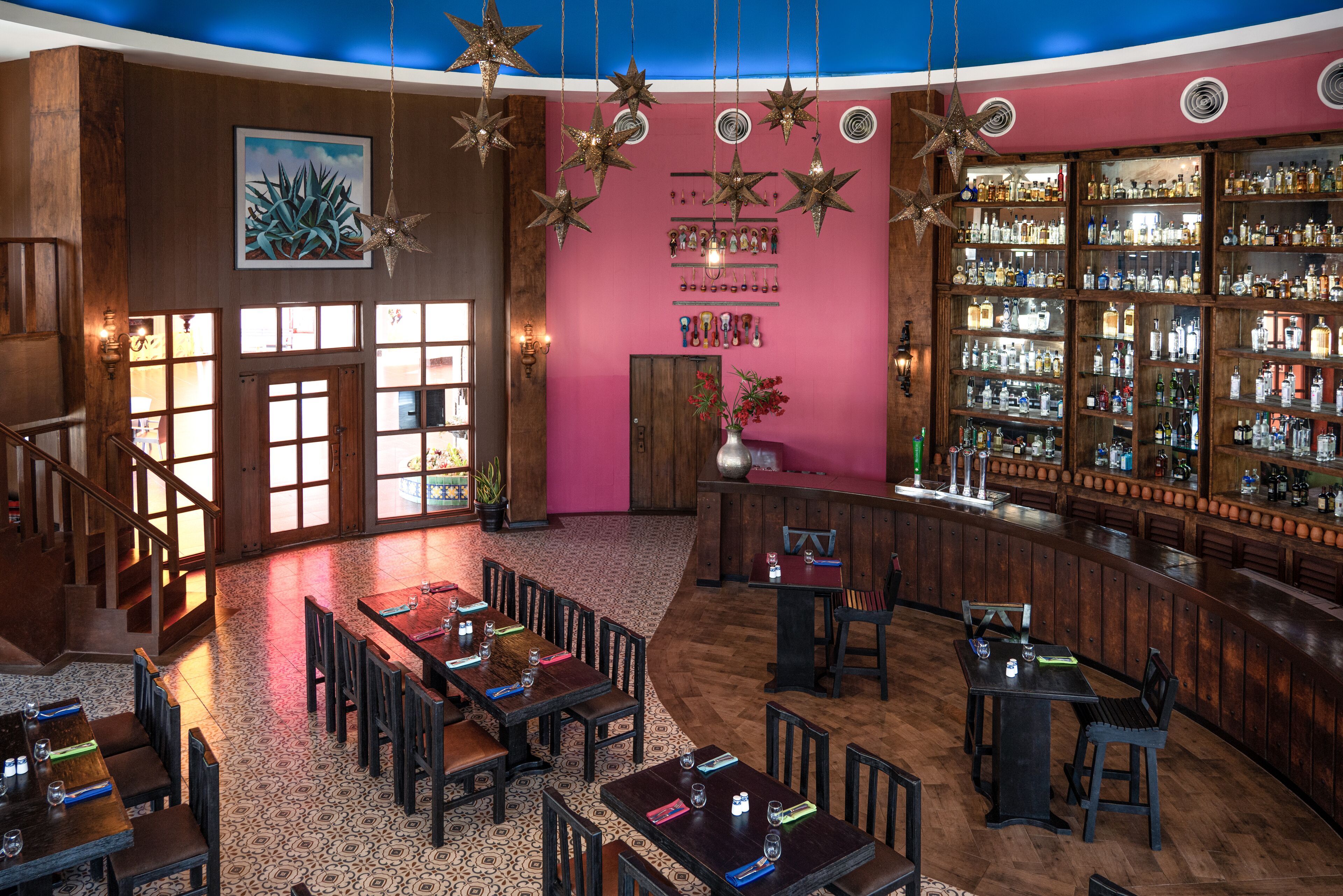 9 restaurants; breakfast, lunch, and dinner served