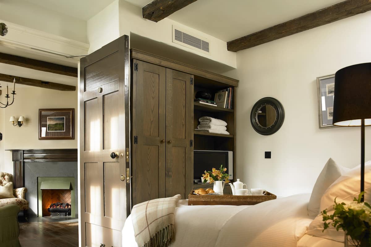 premier suite, 1 bedroom, courtyard view | egyptian cotton sheets, premium bedding, in-room safe