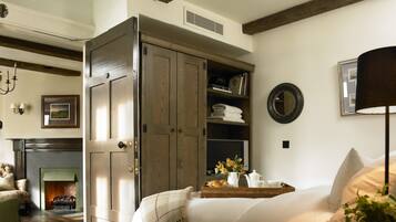 1 bedroom, Egyptian cotton sheets, premium bedding, in-room safe