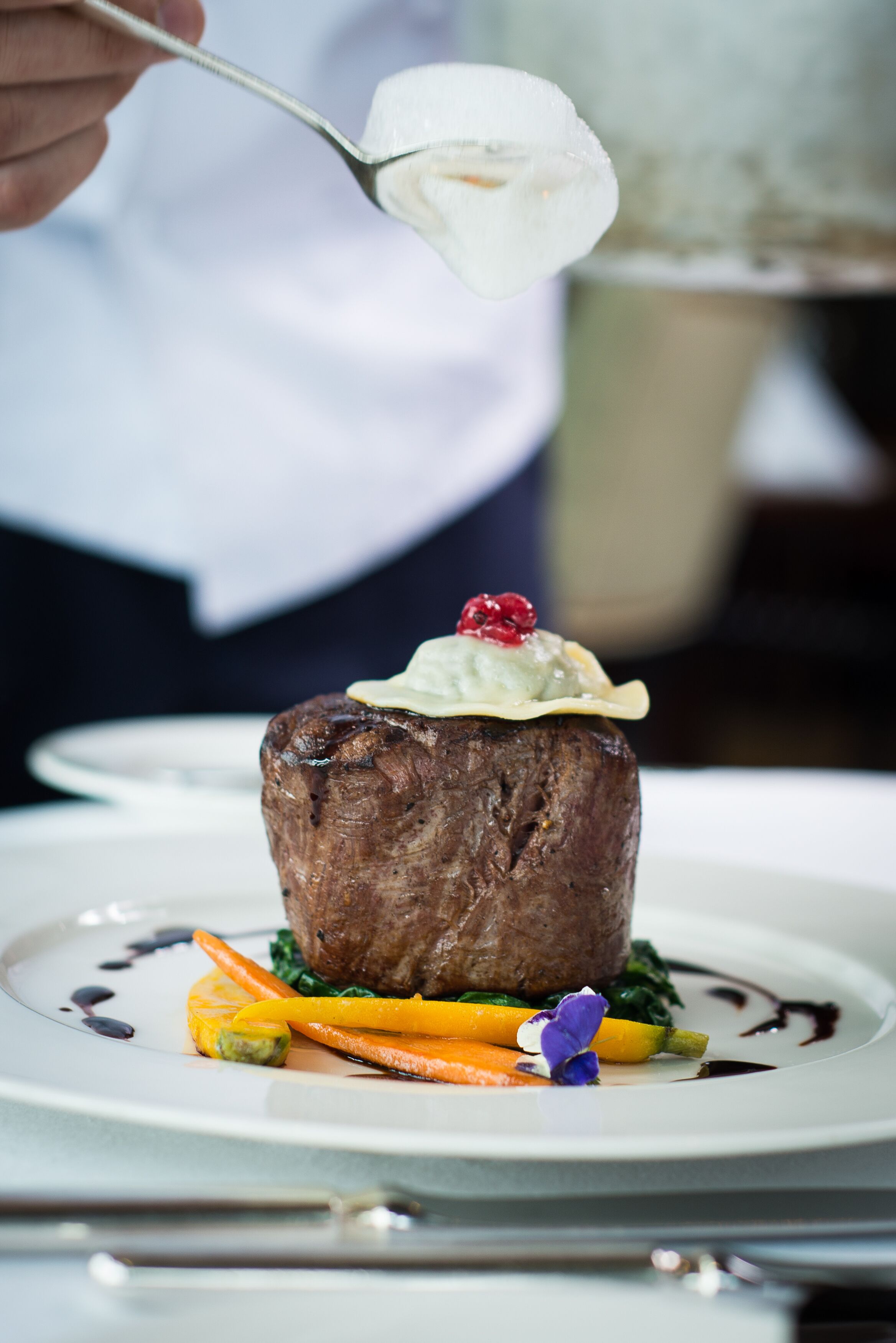 Un steak, accompagné d’une garniture, servi dans une assiette.