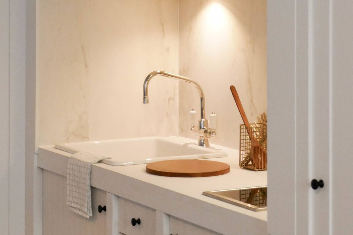 deluxe studio | soundproofing, free wifi, bed sheets