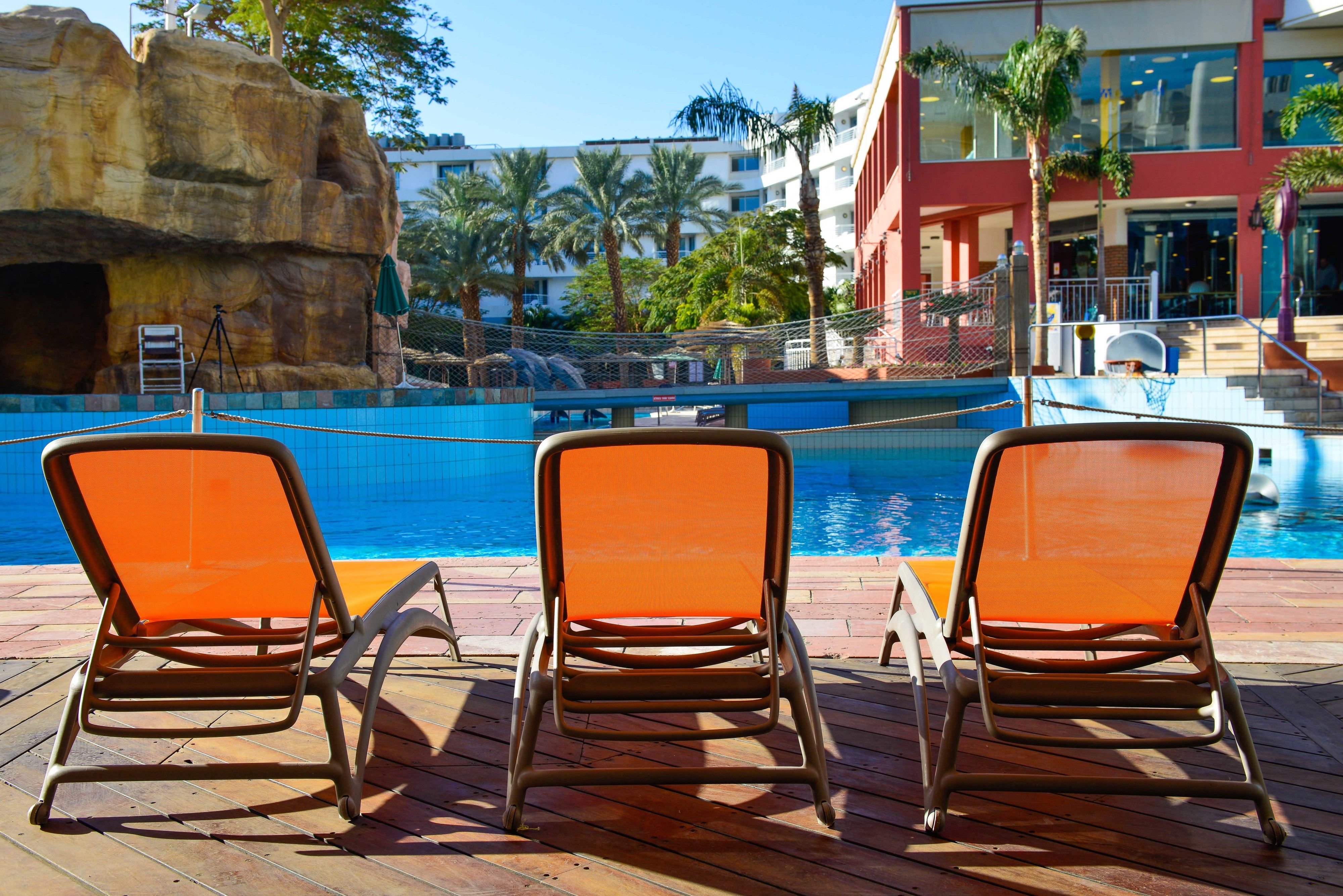 6 piscines extérieures, parasols de plage, chaises longues