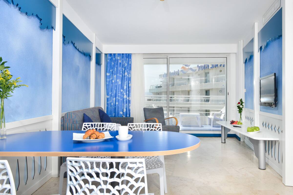 Master Suite - 3 Room With Balcony & Kitchenette - 76m² | Oppholdsrom | TV