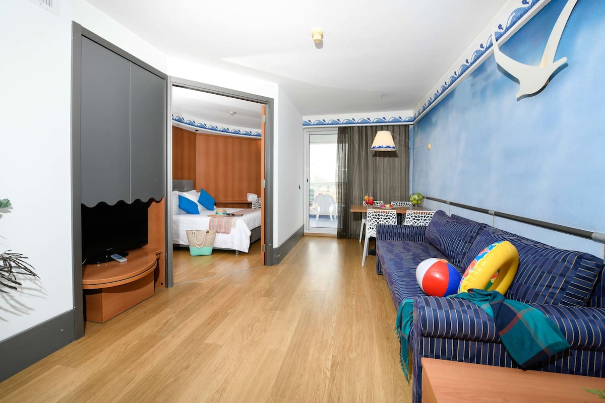 Standard Deluxe Suite - 2 Room With Balcony & Kitchenette - 50m² | Oppholdsområde | TV
