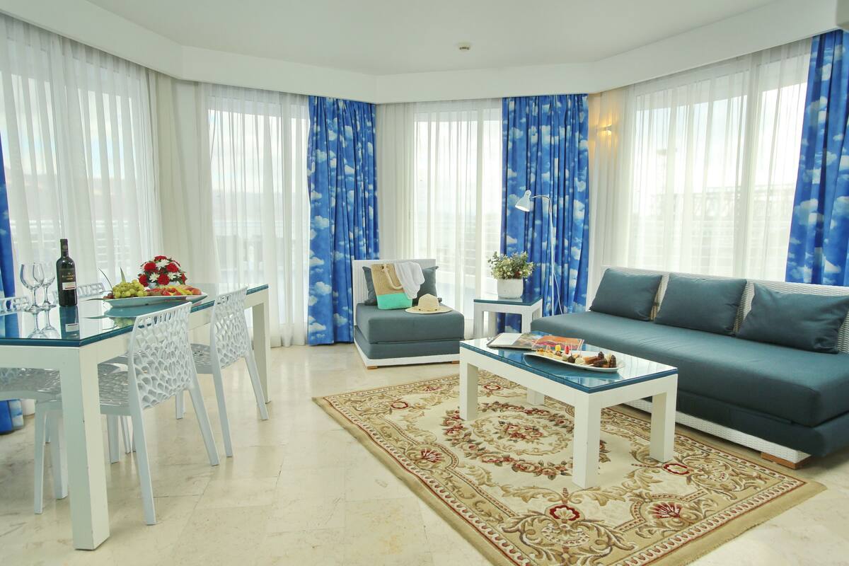 Caribbean Suite - 3 Room With Big Terrace+ Hot Tub & Kitchenette - 100m² | Safe på rommet, skrivebord, barnesenger og wi-fi (inkludert)