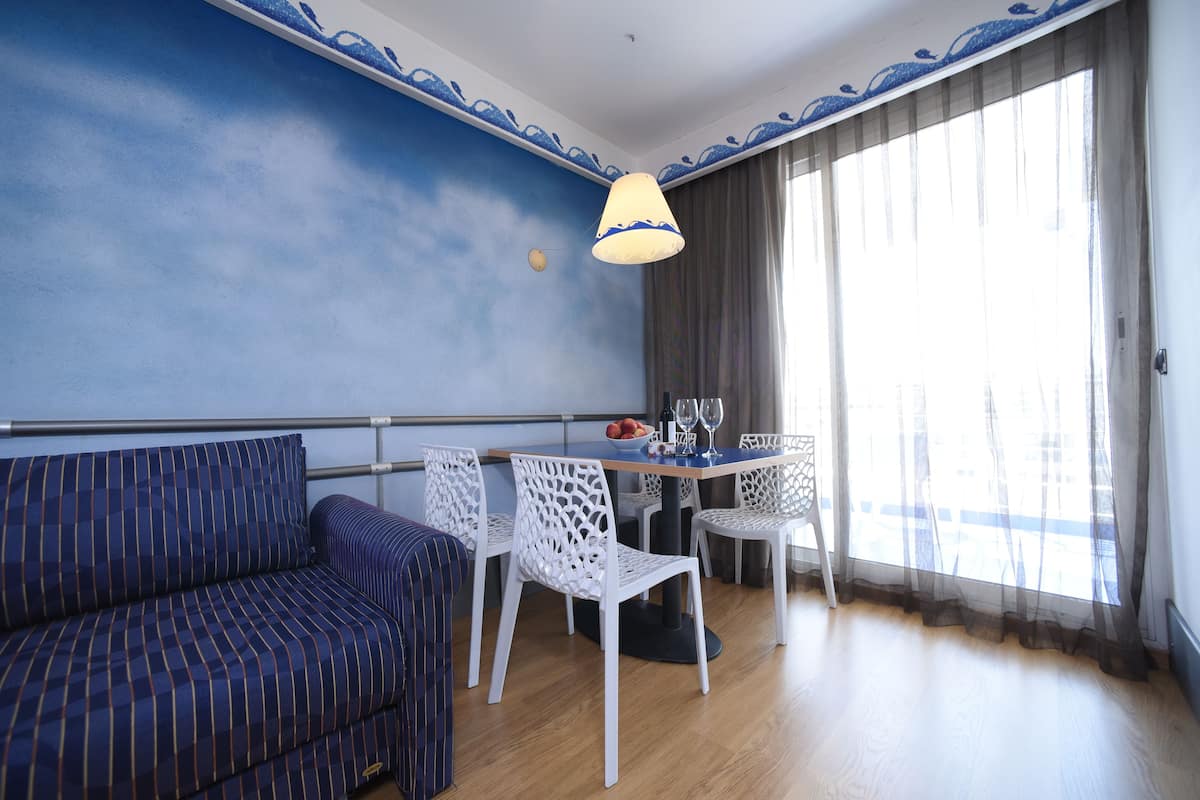 Deluxe Suite - 2 Room With Balcony & Kitchenette - 50m² - 4 Adult+1 Child | Safe på rommet, skrivebord, barnesenger og wi-fi (inkludert)
