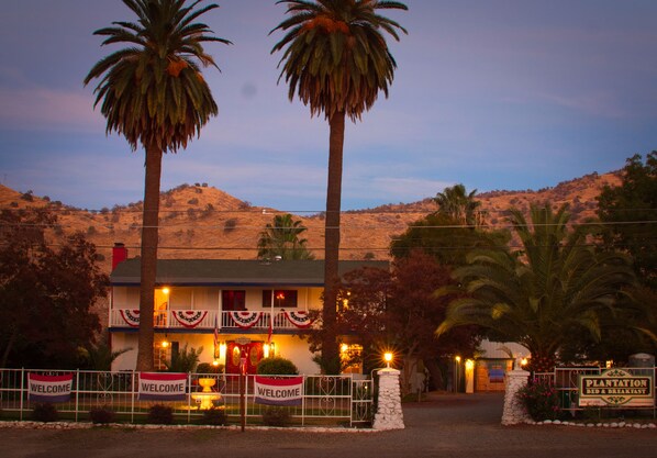 Façana frontal de l'allotjament (vespre/nit)