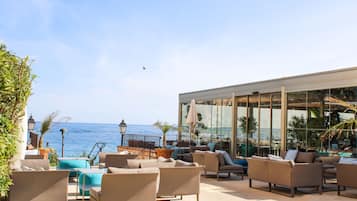 2 restaurants servant le déjeuner et le dßner, plats Cuisine française