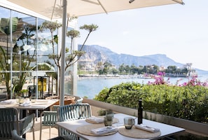 2 restaurants; lunch, dinner, and brunch served