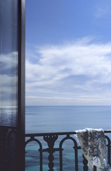 Suíte júnior, vista para o mar | 1 quarto, roupas de cama premium, frigobar (abastecido com itens grátis)