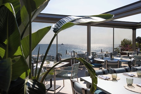 2 restaurants; lunch, dinner, and brunch served