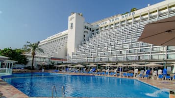 Piscine extérieure, chaises longues
