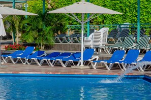 Outdoor pool, pool loungers - Club Hotel Tiberias (Tiberias)