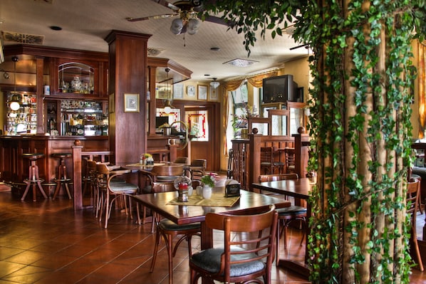Lunch, dinner served; Regional cuisine, al fresco dining