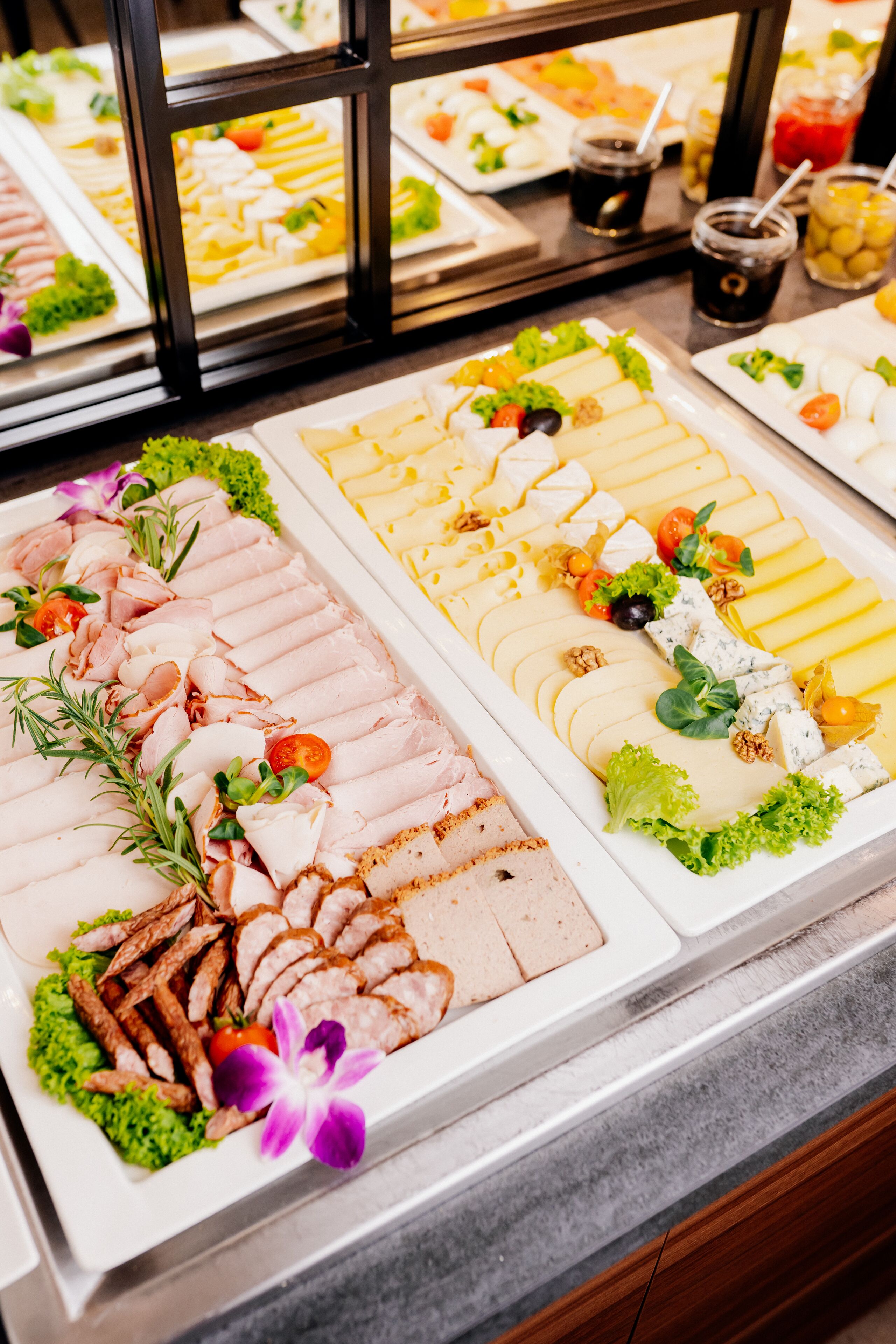 daily buffet breakfast (pln 80 per person)