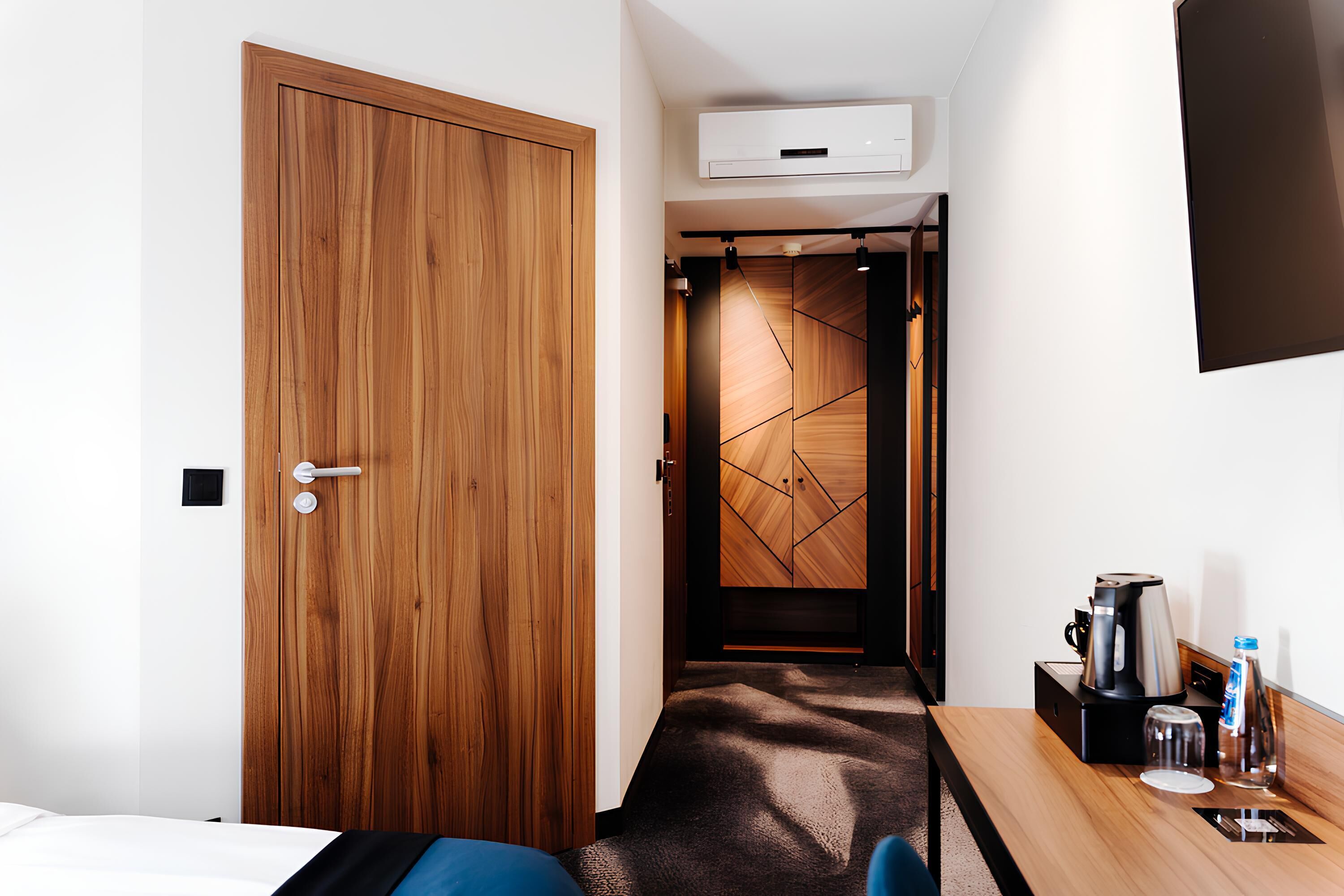 single room | hypo-allergenic bedding, in-room safe, desk, laptop workspace