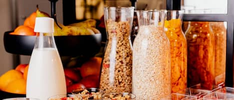 Daily buffet breakfast (PLN 80 per person)