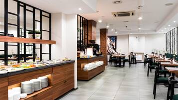 Daily buffet breakfast (PLN 80 per person)