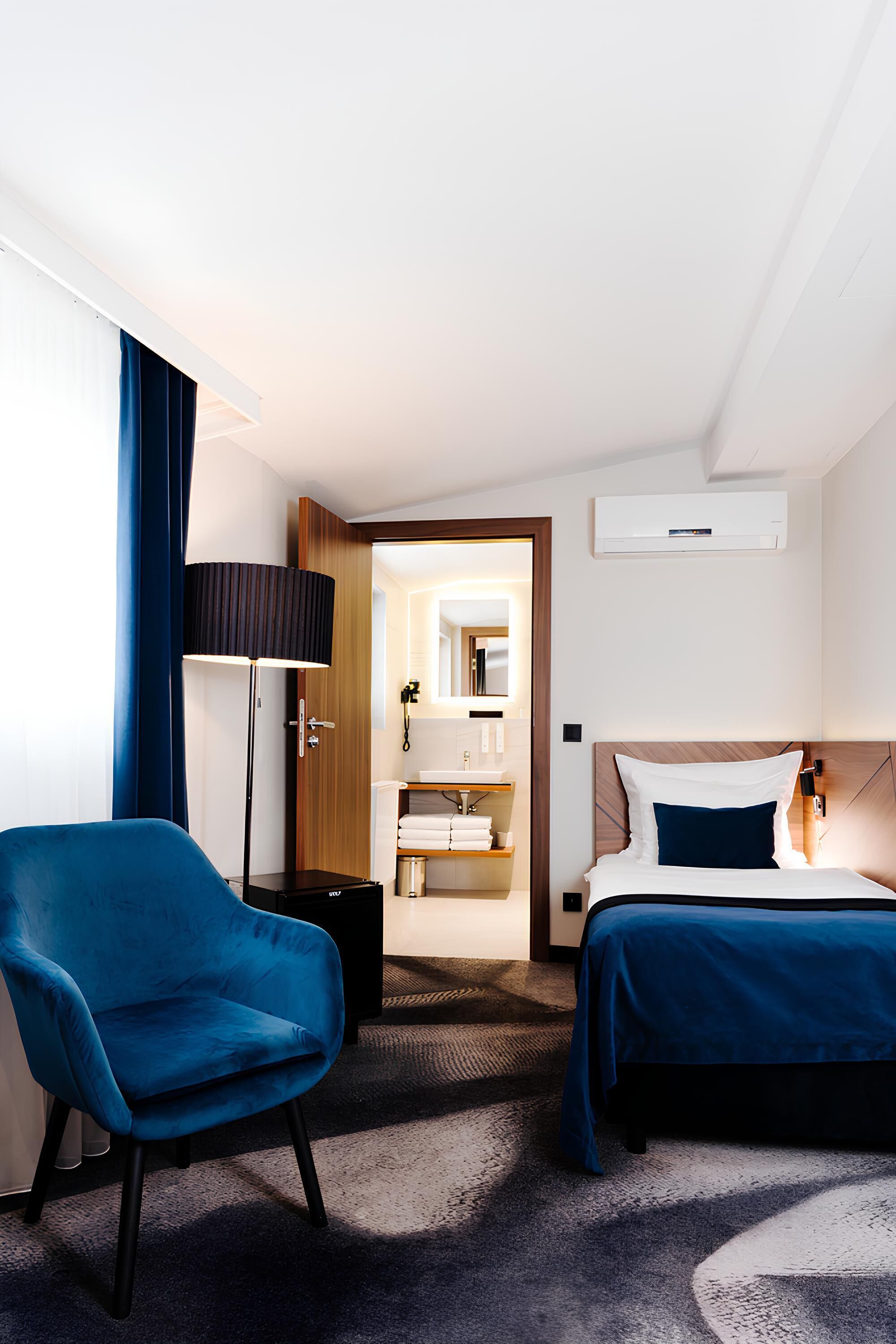 premium triple room, 1 bedroom | hypo-allergenic bedding, in-room safe, desk, laptop workspace