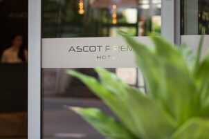 Μια πινακίδα που υποδεικνύει το ξενοδοχείο Ascot Premier.