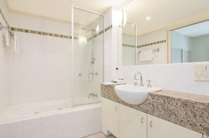 Apartamento standard, 2 quartos, 2 banheiros | Banheiro | Chuveiro, produtos de toalete grátis, secador de cabelo 