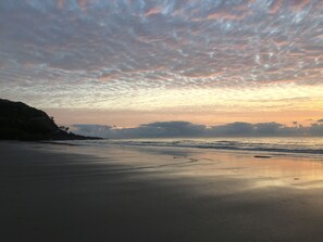 Beach nearby, white sand, sun-loungers, beach towels - Mowbray by the Sea (Port Douglas)