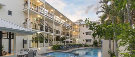 Außenpool, Sonnenschirme, Liegestühle