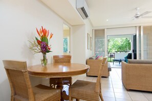 Apartamento standard, 2 quartos, 2 banheiros | Opções para refeição no quarto