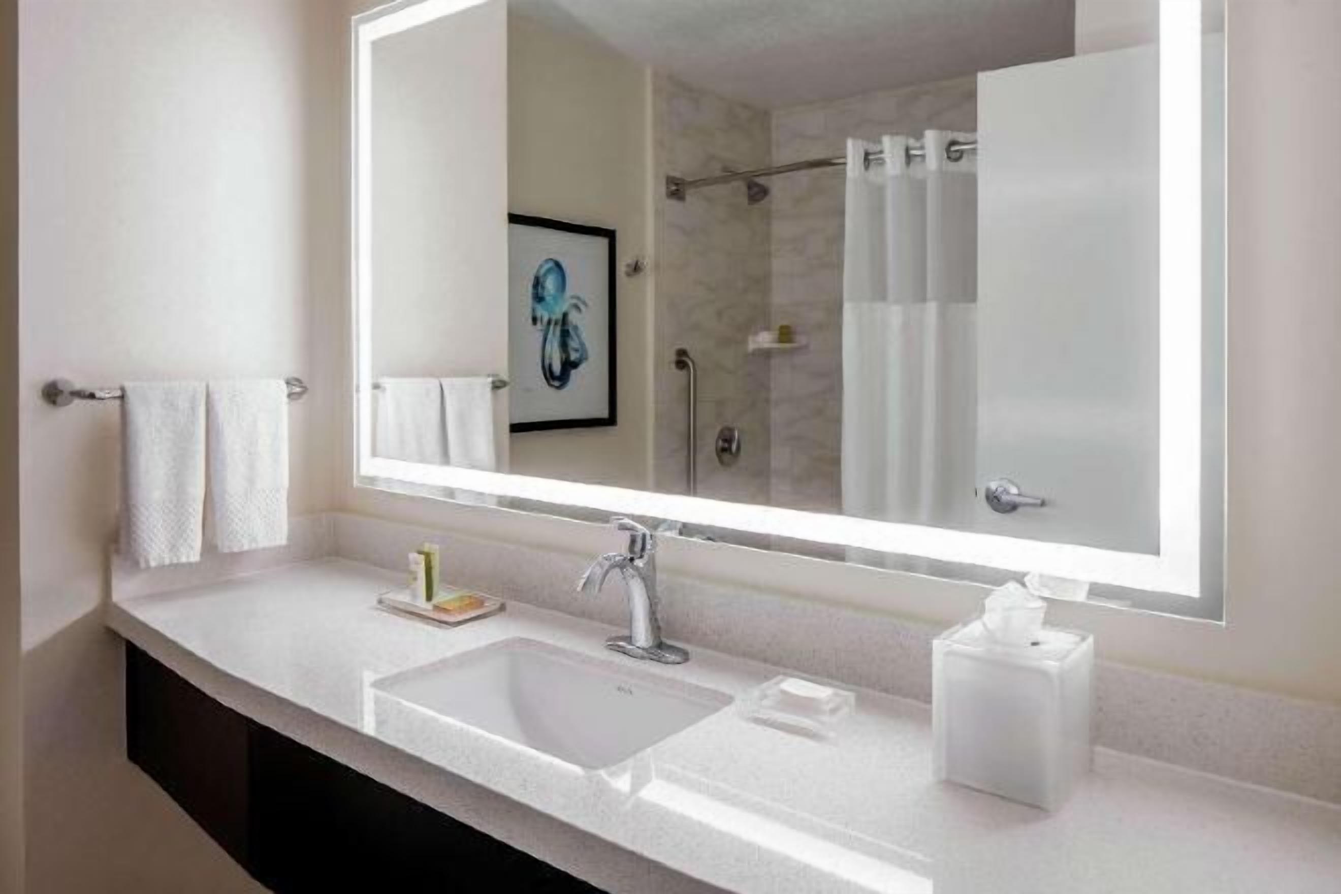 Badkamer | Gratis toiletartikelen, een haardroger, handdoeken, zeep