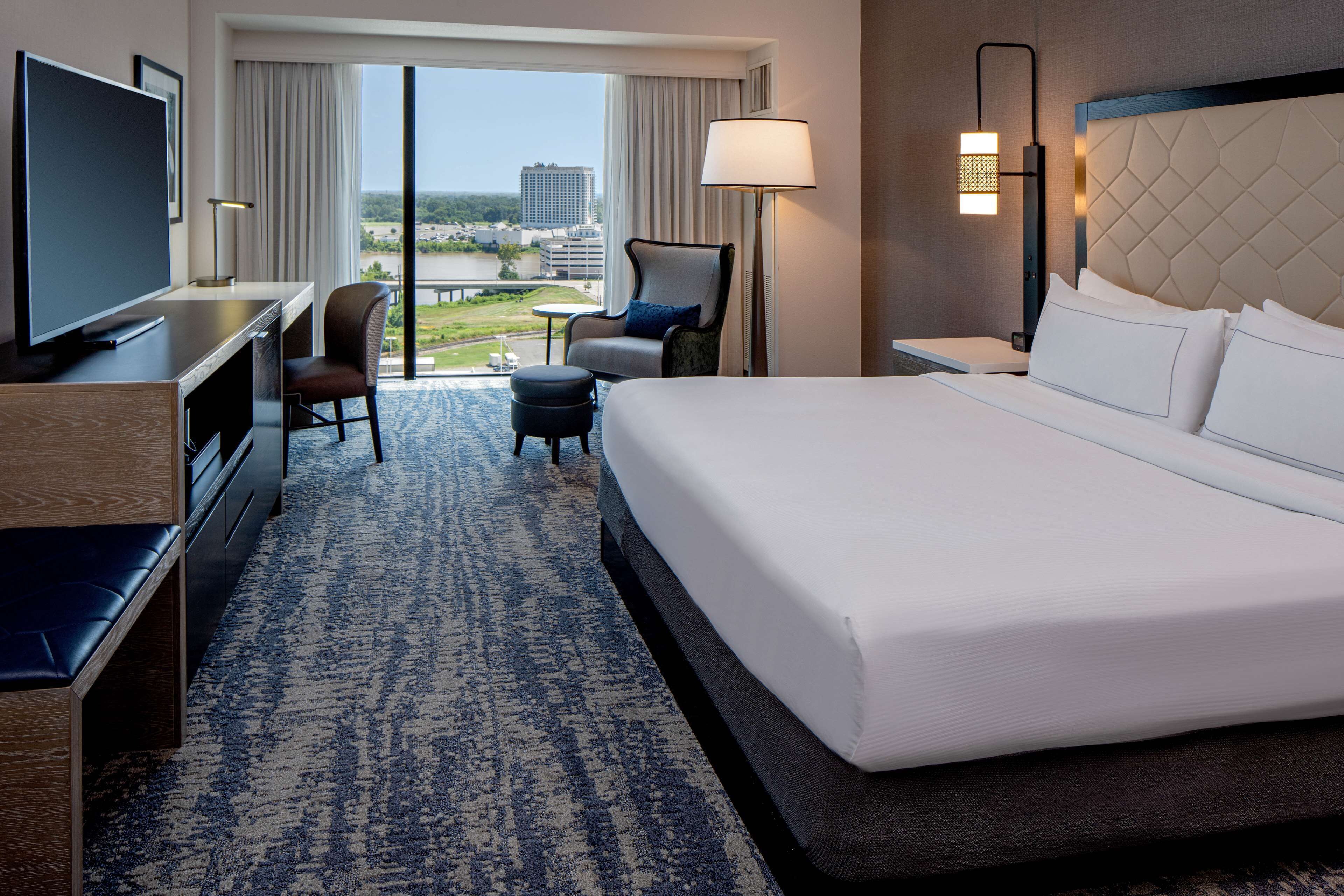 防敏寢具、房內夾萬、書桌、手提電腦工作空間