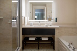 Presidential-Suite, 1 King-Bett | Badezimmer | Kostenlose Toilettenartikel, Haartrockner, Handtücher, Seife