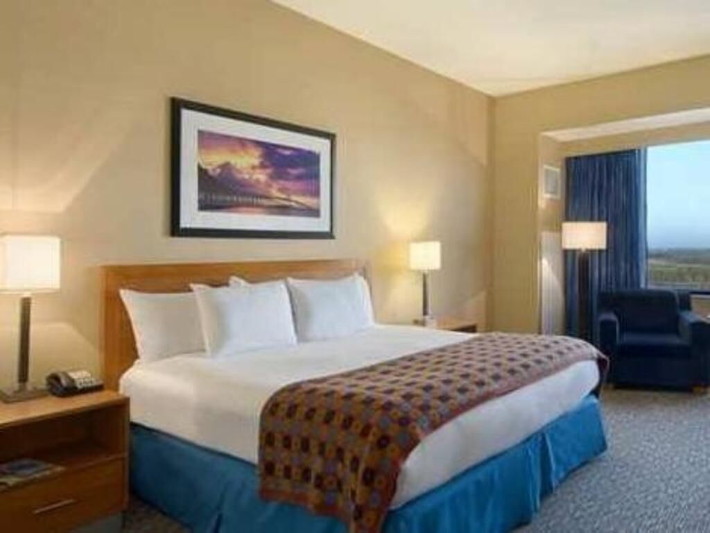 Hypo-allergenic bedding, in-room safe, desk, laptop workspace